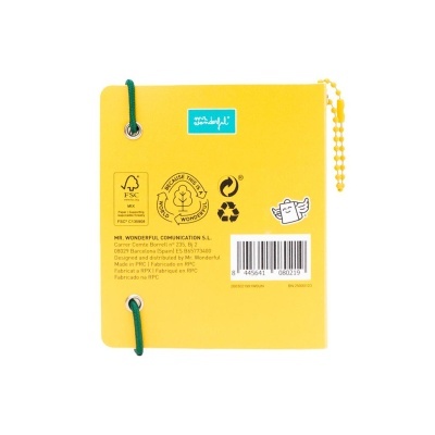 Parte traseira de um bloco amarelo com elástico, etiquetas e código de barras.