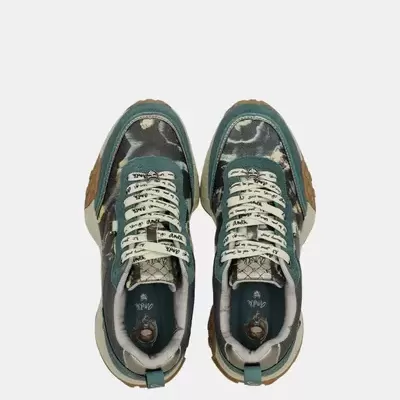 Ténis camuflados verde, castanho e branco com atacadores brancos