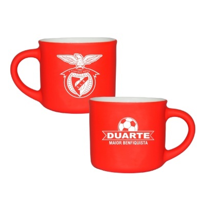 Duas canecas vermelhas foscas com logótipos relacionados ao Benfica