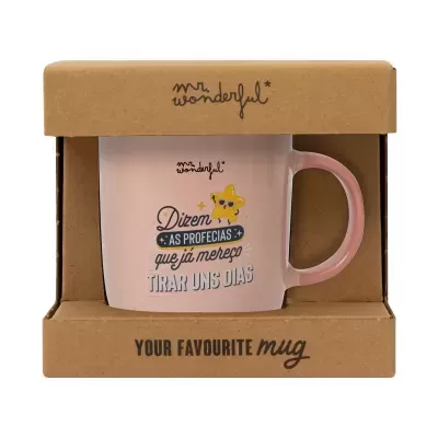 Caneca rosa com texto e estrela amarela em caixa de cartão castanho