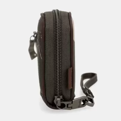 Bolsa pequena retangular castanha com fecho de correr e alça de pele