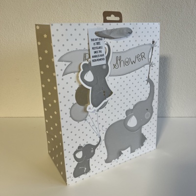 Saco de presente para chá de bebê com ilustrações de elefantes cinzentos e padrão de estrelas