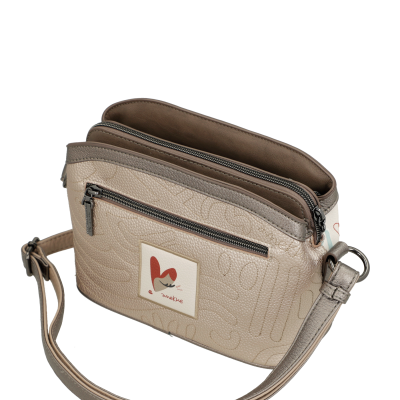 Bolsa de ombro bege com padrão gravado e bolso frontal com zíper