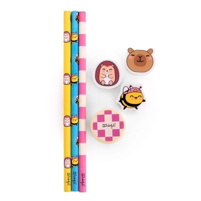 Conjunto de lápis coloridos com personagens e borrachas decorativas em formas de animais e padrão xadrez rosa.