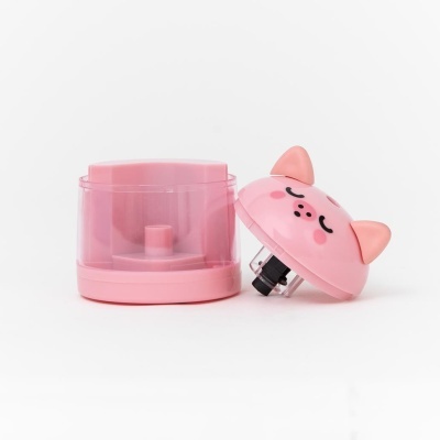 Apontador de lápis rosa com tampa em forma de porco em fundo branco