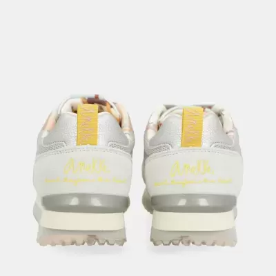 Ténis brancos com detalhes amarelos e cinzentos, vista traseira