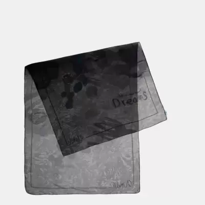 Lenço preto transparente com texto e padrão delicado