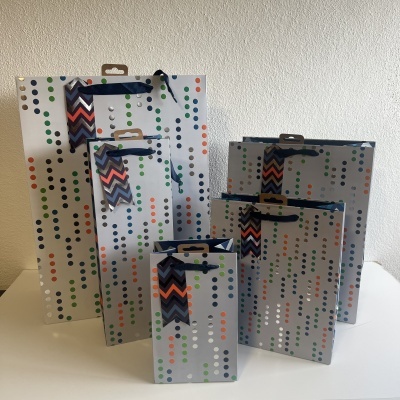 Sacos de papel para presentes com padrão colorido e fita decorativa