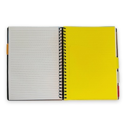 Caderno espiral aberto com capa amarela e folhas pautadas