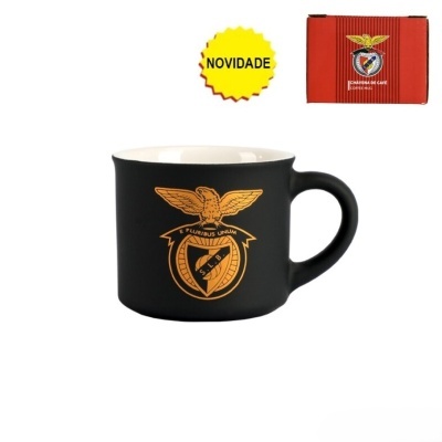 Caneca de café preta com emblema SLB e caixa vermelha