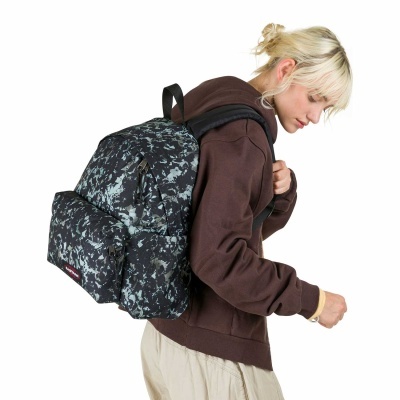 Mochila estampada preta e cinzenta com bolso frontal EASTPAK em fundo branco