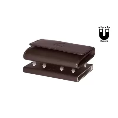 Carteira masculina castanha em pele com fecho magnético mostrada sobre fundo branco