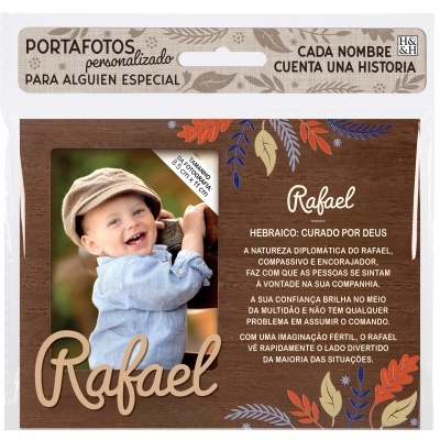 Porta-fotos personalizado com madeira e flores, texto sobre nome Rafael e foto de uma criança com chapéu