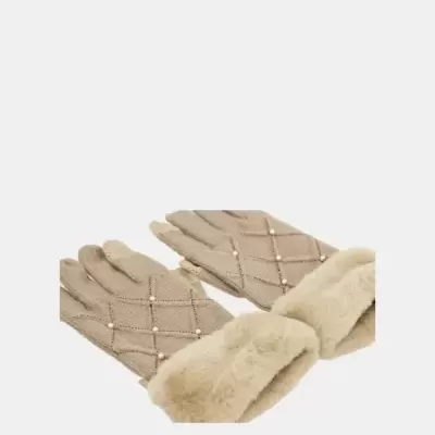 Par de luvas bege com padrão de diamante e punhos de pelúcia