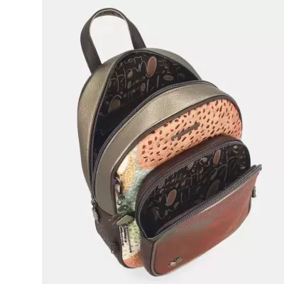 Mochila pequena em cores castanho, bege e verde com padrão recortado e zíperes