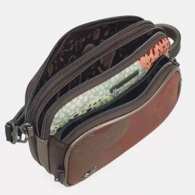 Bolsa com três compartimentos e padrão texturizado