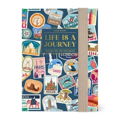 Capa de diário 2026 com autocolantes de viagens coloridos e elástico bege.