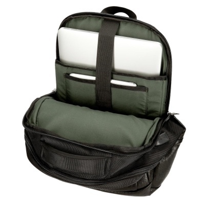 Mochila preta aberta mostrando laptop e tablet no interior verde acolchoado