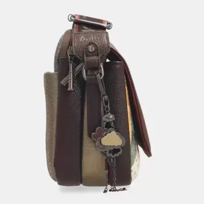 Mala de ombro em couro multicolorido com pendente decorativo e detalhes em prata