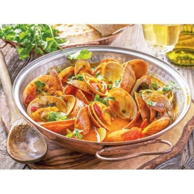 Prato de amêijoas com molho e coentros numa mesa de madeira