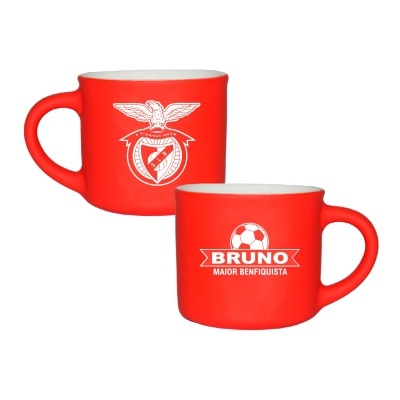 Duas canecas vermelhas com interior branco, emblema do SL Benfica e texto BRUNO MAIOR BENFIQUISTA