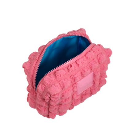 Bolsa rosa texturizada com fecho e interior azul