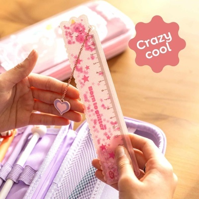 Régua rosa com estrelas e unicórnio a segurar com corrente e pendente em forma de coração rosa.