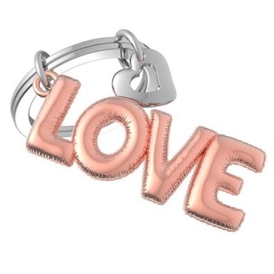 Chaveiro prateado com pendente em forma de coração e letras cor de rosa a dizer LOVE