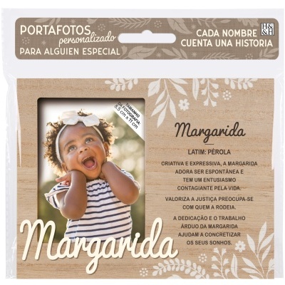 Portafotos personalizado em madeira clara com espaço para foto e texto sobre o nome Margarida