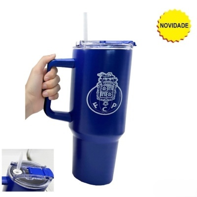 Caneca térmica azul com tampa e palhinha, logo FCP, etiqueta amarela NOVIDADE