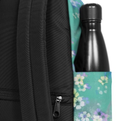 Mochila preta com bolso lateral em tecido turquesa estampado com flores segurando uma garrafa metálica preta