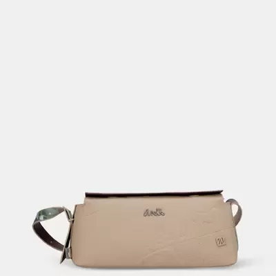 Pochete bege com cinto castanho e logo metálico