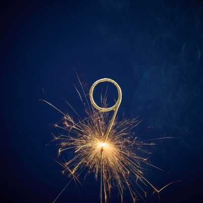 Vela de aniversário dourada em forma de número 9 a soltar faíscas