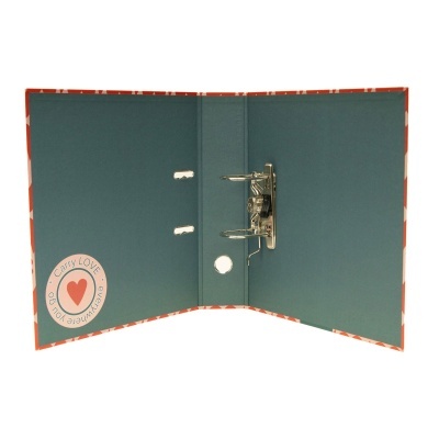 Arquivo de argolas com capa vermelha e interior azul com texto Carry LOVE