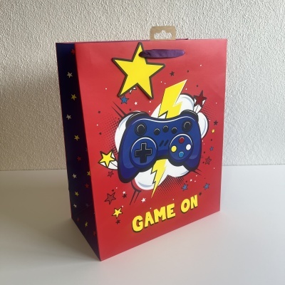 Saco de papel vermelho para videojogos com comando azul e texto GAME ON