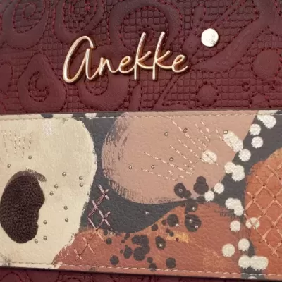 Pormenor de mala Anekke com padrão floral castanho e bege com pérolas