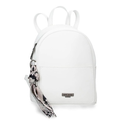 Mochila pequena branca com bolso frontal e lenço pendurado.