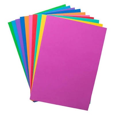 Folhas de papel colorido em leque sobre fundo branco