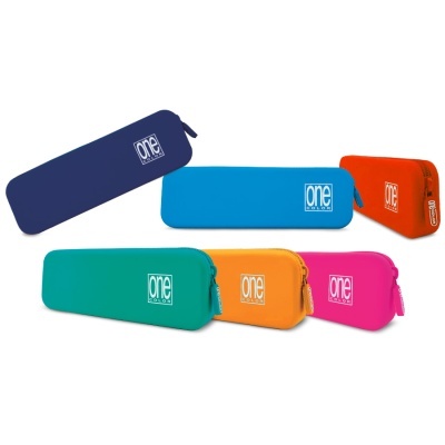 Conjunto de cinco estojos coloridos com fecho e logótipo branco