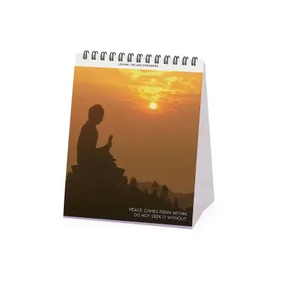Calendário de mesa com imagem de pessoa meditativa e texto inspirador