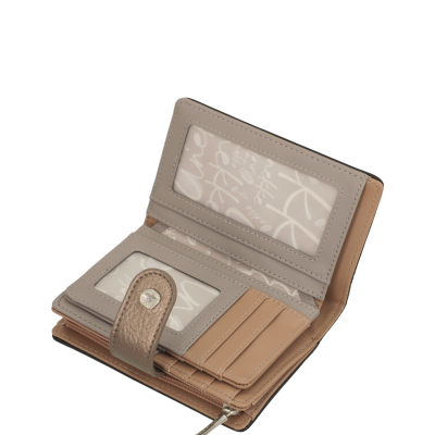 Carteira feminina castanho claro e bege com fecho de botão e zíper aberta