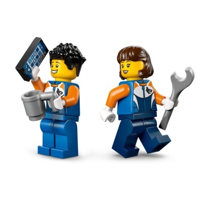 Duas figuras LEGO com uniformes azuis e laranja, segurando tablet, caneca e chave inglesa.