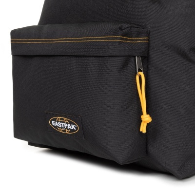 Mochila preta Eastpak com bolso frontal e detalhes em amarelo