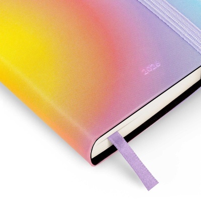 Caderno capa dura em tons de amarelo a lilás com elástico lilás