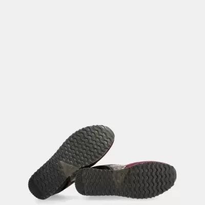 Solas de sapatos de borracha preta vista de baixo