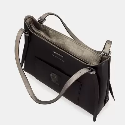 Bolsa preta com alças cinza metálico e bolso externo