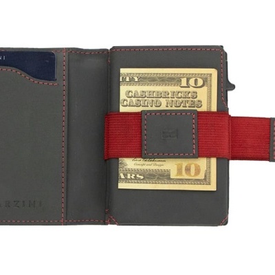 Carteira preta com costuras vermelhas, cartão azul GARZINI, notas de casino falsas $10 e tira elástica vermelha