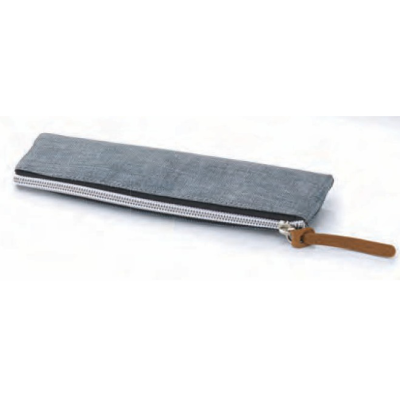 Estojo cinza com fecho e puxador de couro