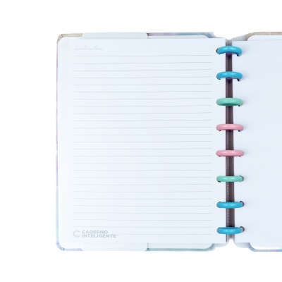 Caderno aberto mostrando folhas pautadas com argolas coloridas