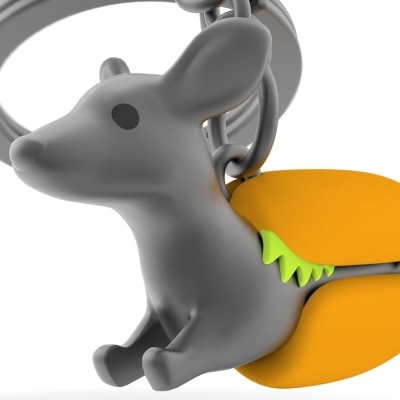 Chaveiro de rato cinzento com uma peça amarela parecida com uma sanduíche